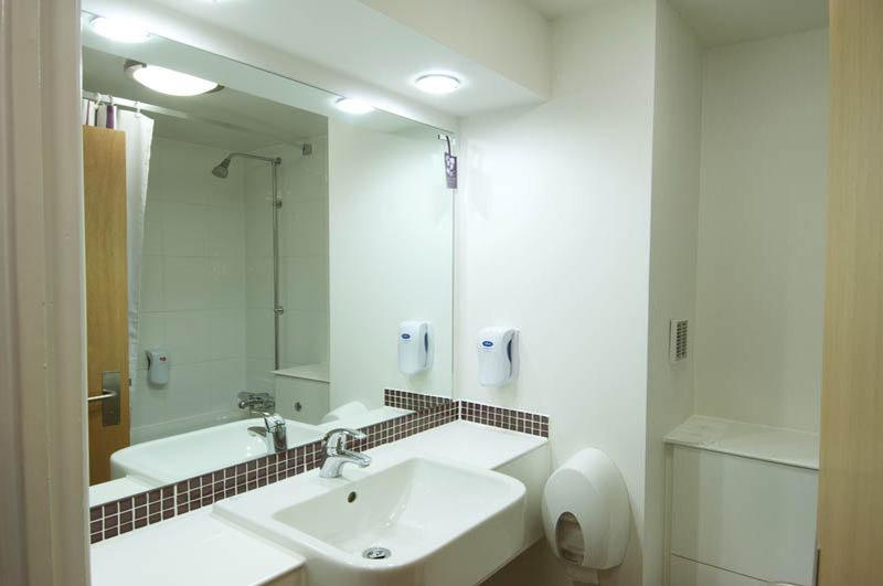Premier Inn Cardiff West Buitenkant foto